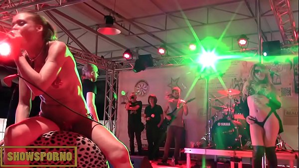Lesbian Jilat-jilatan Plus Musik Live Yang Bikin Panas