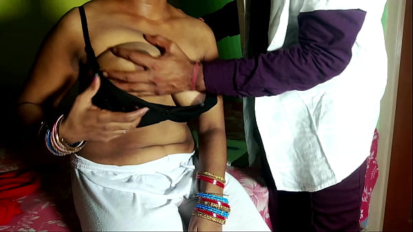 Dokter Menggila, Menggenjot Memek Pasien Perawan Dengan Suara Hindi Yang Menggairahkan
