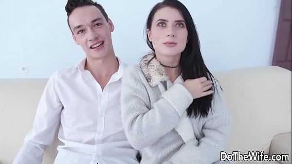 Istri Mungil Nicole Black Suka Naik Kontol Di Depan Suami Yang Rela Ditipu