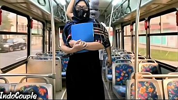 Istri Muslim Pulang Kampus Sendirian Di Bis, Langsung Digaruk Sama Orang Asing Di Atas Hijabnya.