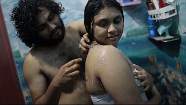 Cewek India Step Sis Mandi Bareng, Panas Sampai Ke Tulang