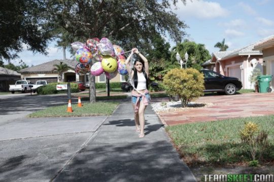 Jessica Jewels Di 99 Balon Kepala, Mulus Mungil Bikin Nagih