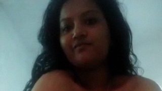 Video Bugil Cewek Malayali Seksi, Nge-strip Sampai Telanjang Bulat.