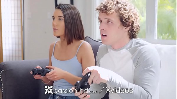Video Game Bonding Berujung Ngentube Sama Kakak Tiri Kontol Besar!