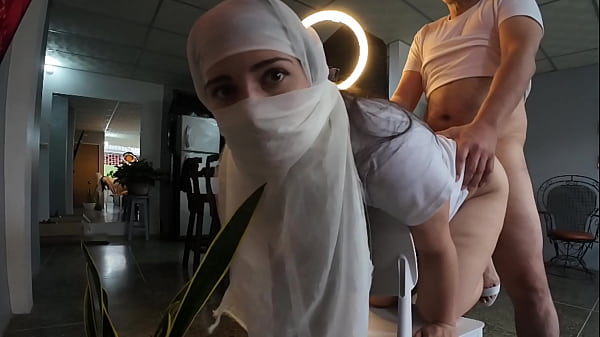 Ibu-ibu Berjilbab Dikocok Keras Sampai Crot Di Pantat – Main Serius Di Kamar