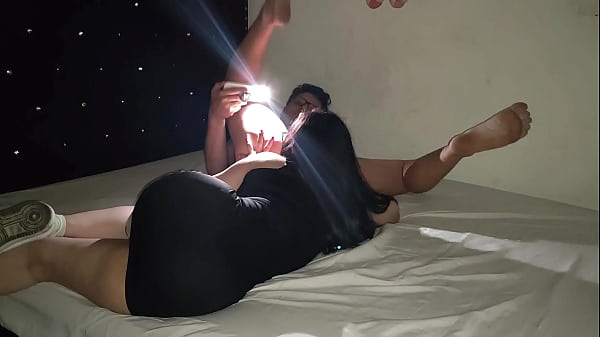 Makan Bareng Sepupu Tiri, Tangan Saling Merayap Di Atas Meja.