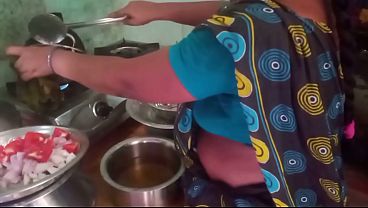 Ibu Rumah Tangga India Masak Seks Dengan Pacar, Bumbu Nikmat Dan Gerakan Panas Di Dapur.