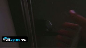 Montok Mulus Kakak Tiri Layla London Biarin Adik Tiri Ngencengin Memek Sempitnya