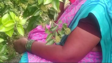 Bhabhi Desa Lagi Crot Di Kebun, Suara Nafas Bikin Tetangga Malu.