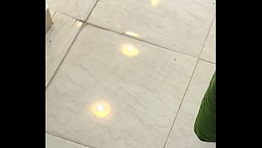سباك وصاحبه ينيكوا شرموطة مصرية صوته واضح وجسمها ملبن وهي بتتجنن