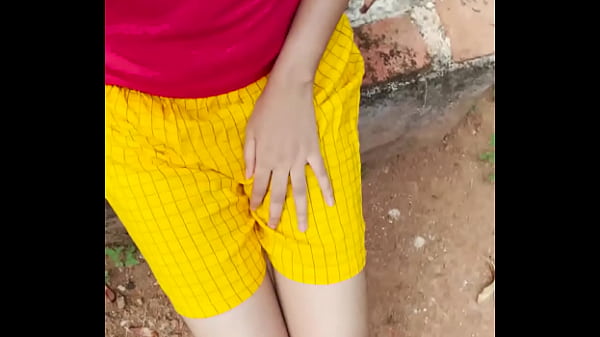 Desi Cewek Ananya Panday Mainin Diri Sendiri Di Luar, Basah Kena Angin.