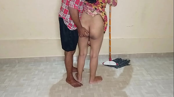 কামরার মেঝে মুছতে মুছতে সেই কামওয়ালি আন্টিকে জোর করে মুখে নিয়ে চুদলাম! খোলা হিন্দি আওয়াজে।
