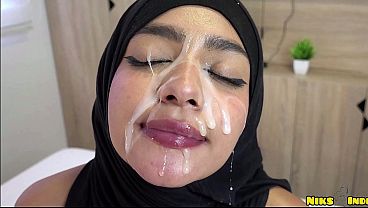 Muslim Cewek Hijaab Polos Digebukin Keras Sampe Diisi Air Mani.