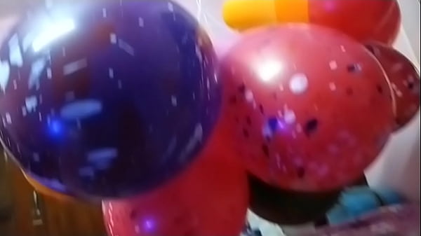 Bocah India Main Balon, Muncrat Kencang Ke Muka