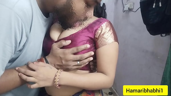 Buka Saree Bhabhi, Muncrat Di Dalam! Desi Saree Sex Video Panas.