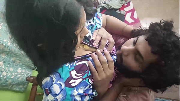 Pasangan Desi Bergairah Saling Cium Dan Remas Payudara Dengan Penuh Nafsu