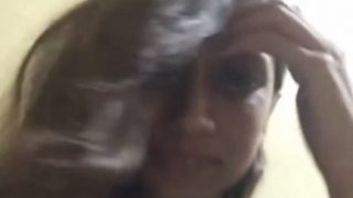 Video Cewek Kuliahan India Perawan, Nyingsingin Baju Keliatan Isi