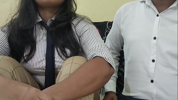 देसी चूतिया लड़की ऑफिस में पहले दिन ही काम में फेल हो गई, तो बॉस ने उसे टेबल पर पटक के ऐसा चोदा कि उसकी चीखें पूरे ऑफिस में गूंज गईं।