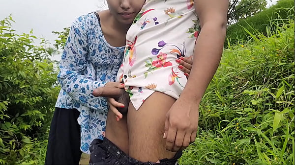 Desi Bhabi Ko Khet Mein Chodne Ka Maza