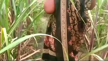 Ibu Dan Anak Tiri Ngewe Di Luar Rumah Kampung.