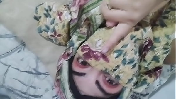 Ibu Mertua Arab Berhijab Lagi Horny, Mainin Memek Sampai Muncrat Basah Kuyup, Sementara Suaminya Lagi Sholat Di Kamar Sebelah.
