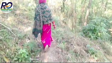 Desi Gaaon Ki Bhabhi Jungle Mein Ghumne Gayi Aur Apni Saree Utha Kar Apni Gand, Chut Aur Doodh Dikhaye, Phir Baingan Andar Daal Diya. Hindi Audio Mein Aise.