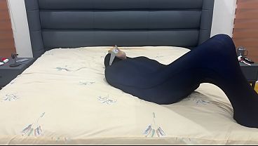Budak Pencium Sepatu Terperangkap Dalam Penjara Pantyhose Dan Dihina Dengan Kata-kata Mesum.