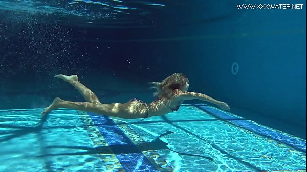 Mary Kalisy, Bintang Porno Rusia, Berenang Telanjang Di Kolam, Bikin Basah Dan Panas.
