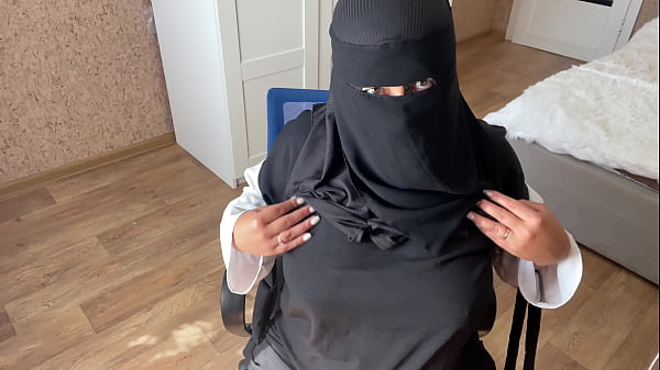 Istri Arab Lagi Baca Cerita Mesum, Bikin Makin Basah.