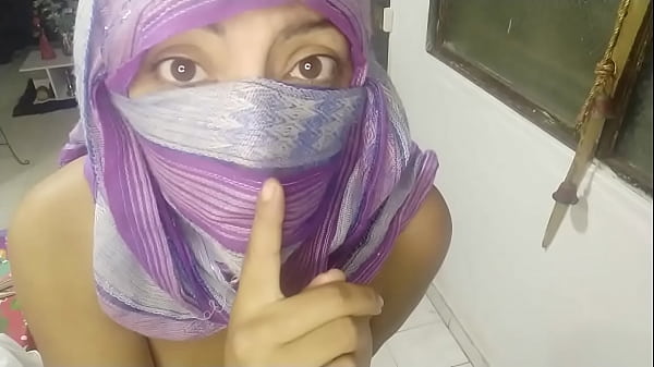 Milf Arab Berjilbab Niqab Ngocok Memek Sampai Muncrat Air Panas Di Webcam Live
