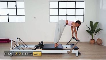 Brazzers – Ryan Reid Dikocok Keras Sampe Meringis, Loe Bantuin Victor Ray Ngencangin Memek Sempitnya Pas Fitness