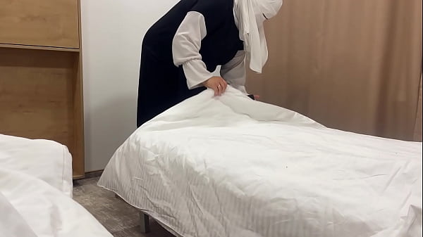 Gadis Arab Seksi Menggoda Tamu Hotel Di Kamar Dengan Memeknya Yang Sempit Dan Basah