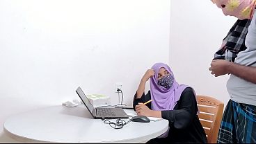 Bankir Hijab Montok Digenjot Petani Desa, Crot Di Dalem, Desi Chudai Sange Berat