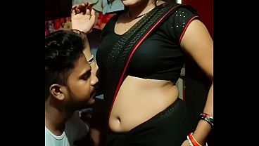 Desi Bhabhi Saree Navel Basah, Bibir Merah, Gerakan Nakal Bikin Ngilu