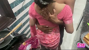 Desi Bhabhi Lagi Dapur Masak, Tiba-tiba Digenjot Dari Belakang