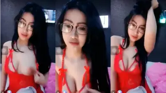 Lingeri Merah Nempel Basah, Kacamata Bikin Makin Liar, Live Hot Bikin Ngaceng.