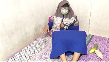 Cewek Hijab Indonesia Colmek Sambil Nahan Desahan Nikmat, Jari-jarinya Basah Kuyup Mainin Memek Sendiri.