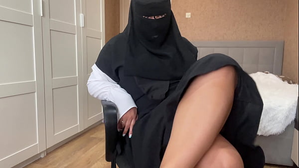 Gadis Arab Berhijab Mainin Memek Basah Sampe Muncrat.