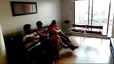 Gak Ada Acara Bagus Di Tv, Akhirnya Gue Ngewe Sama Tukang Ledeng Dan Temen Suami Gue, Crot Bareng Puas Banget.