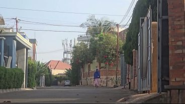 Astaga, Emak Arab Lagi Colokin Memek Di Luar Rumah Dekat Jalan