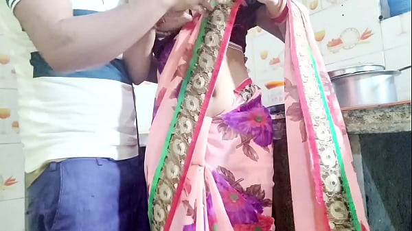 देसी भाभी बर्तन धो रही थी, तभी देवर ने आकर कहा, “भाभी, तेरी चूत चाहिए, देगी क्या?” हिंदी ऑडियो में।