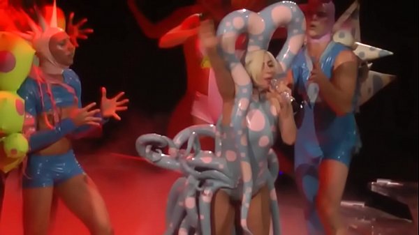 Lady Gaga Pamer Goyang Panas Di Panggung Artrave, Bikin Crot Sambil Nyanyi Partynauseous & Paparazzi 5-15-14