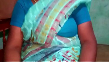 Ibu Rumah Tangga Seksi India Main Seru Dengan Bocah Tamil.